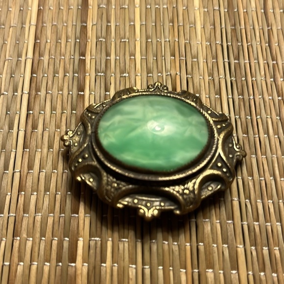 Vintage Green Cameo Brooch With Large Green Stone and Metal Setting - Picture 3 of 8